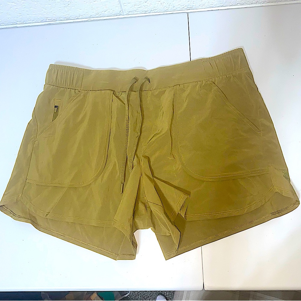 All in Motion Lightweight Athletic Shorts Women’s Large with Pockets and Zip Up
